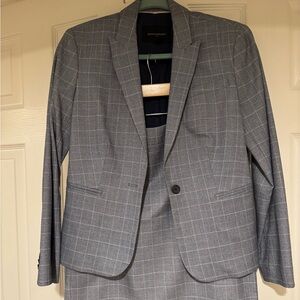 Suit size 6 petite. Worn once to corporate event. Banana republic outlet